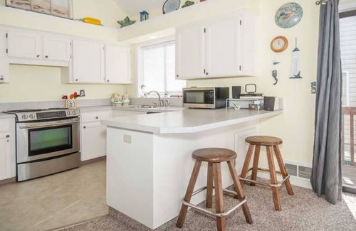Roads End House | Beautifull ocean & beach views; 5 minutes walk to beach; WiFi; Casino near by