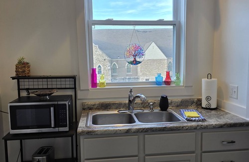 Topeka Apartment | Beautifully Renovated 1 Bed, 1 Bath, Pet-Friendly Apt, 2 Blks From State Capitol