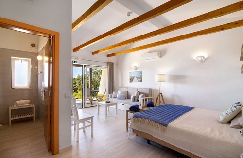 Portimao Bed & Breakfast | Bed and Breakfast 'Quarto Jasmim Azul' with Shared Pool, Wi-Fi and Air Conditioning