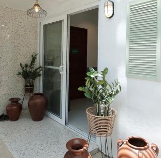 Lapu-Lapu Bed & Breakfast | Beds & Friends Hostel Mactan with Pool and Bar