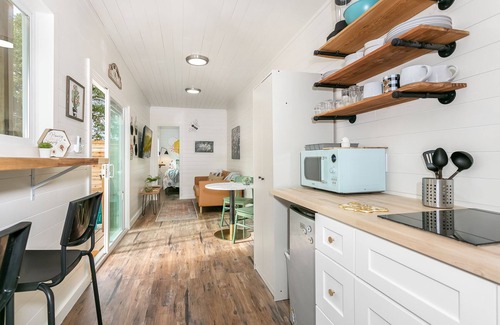 Fredericksburg Cottage | Bee at the Hive, 1/1 | Private Hot Tub | Gas Fire Pit | Cornhole