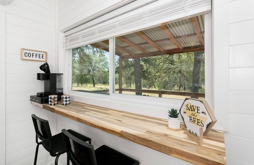 Fredericksburg Cottage | Bee at the Hive, 1/1 | Private Hot Tub | Gas Fire Pit | Cornhole