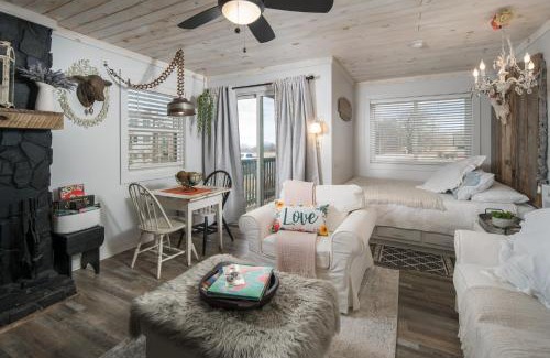 Banner Elk Apartment | Beech Mountain Studio, Autumn Hiking, Wineries & Views