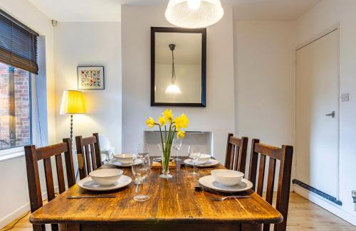 Bramcote House | Beeston town house - Sleeps 4