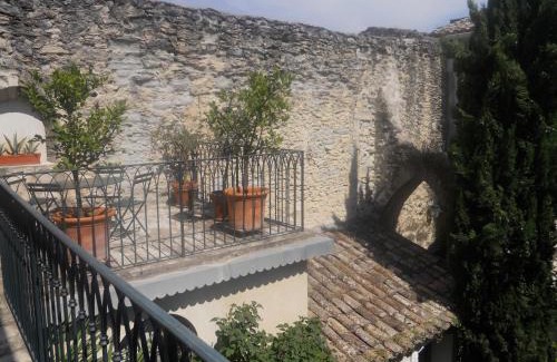 Villeneuve-les-Avignon Apartment | Bel Appartement Dans Cloitre Arbore