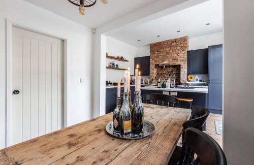 Liverpool House | Belgrave Rise 2 Mins To Train Patio Parking
