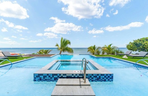 East End House | Bella Rocca: Ultra-Luxe Estate w/Pool and Spa, Sunken Fire Pit and Designer Inte