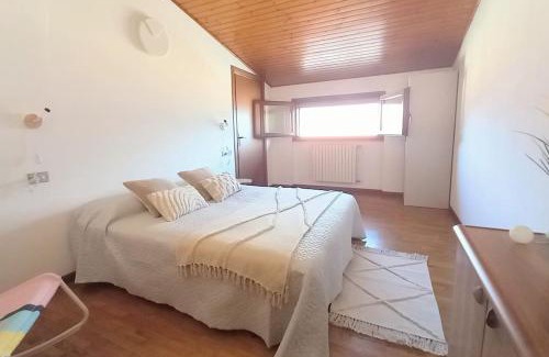 San Siro Apartment | Bella vista lago e parcheggio privato - Acquaseria centro