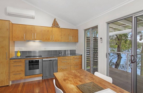 Pretty Beach House | 'Belvidere Cottage' by Accom Holidays