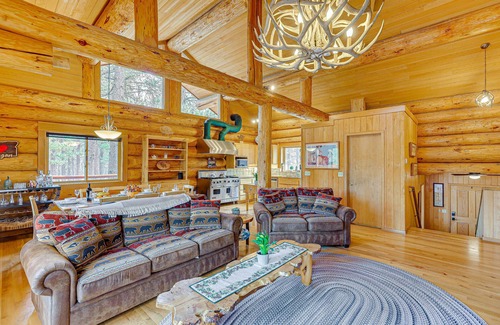 Sunriver Cabin | Bend Getaway with Cozy Fireplace