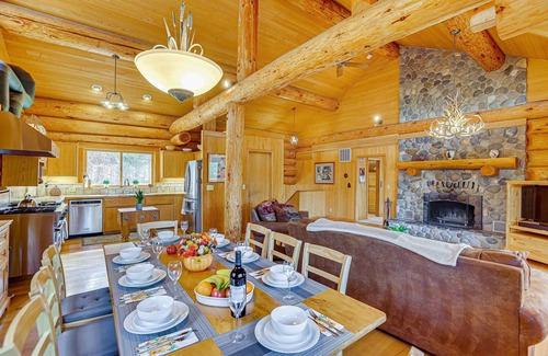Sunriver Cabin | Bend Getaway with Cozy Fireplace