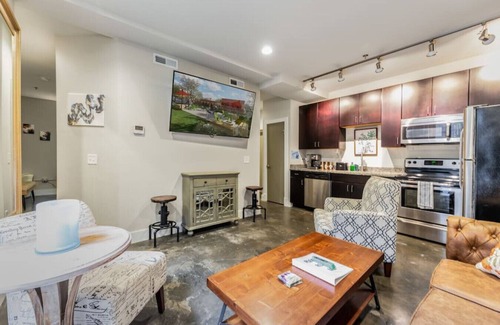 Roanoke Apartment | BEST LOCATION IN ♥ of Downtown ♛ Queen Bed