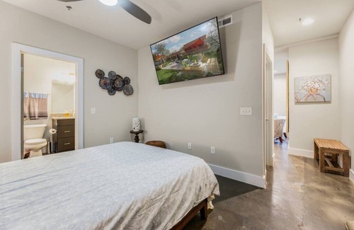 Roanoke Apartment | BEST LOCATION IN ♥ of Downtown ♛ Queen Bed