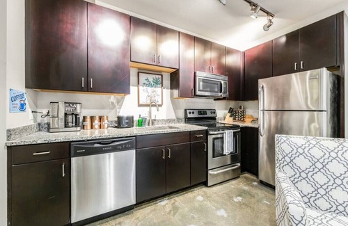 Roanoke Apartment | BEST LOCATION IN ♥ of Downtown ♛ Queen Bed