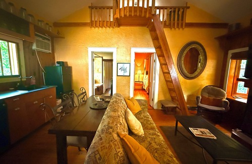 Eureka Springs Historic District Cottage | Best Location in Heart of Eureka Springs with a view - 2 BR Little Chateau