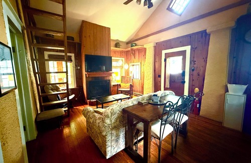 Eureka Springs Historic District Cottage | Best Location in Heart of Eureka Springs with a view - 2 BR Little Chateau