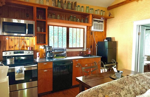 Eureka Springs Historic District Cottage | Best Location in Heart of Eureka Springs with a view - 2 BR Little Chateau