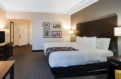 Superstition Springs House | Best Place to Unwind! 3 Beautiful Units, Onsite Pool, Free Breakfast
