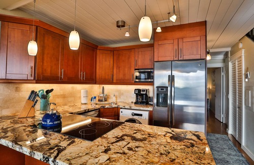 Kihei Condo | Best Unit/Location w/Ocean View! Fully Renovated End-Unit!