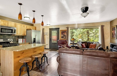 Green Mountain Falls House | Best views in Green Mountain Falls with HOT TUB & EV Charger