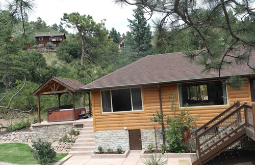 Green Mountain Falls House | Best views in Green Mountain Falls with HOT TUB & EV Charger