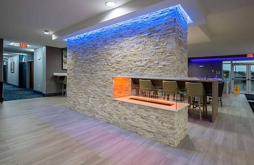 El Lago Hotel | Best Western Plus Seabrook Suites