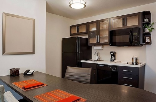 Southfield Hotel | Better Choice For Your Vacation! 2 Family-friendly Rooms w/Large Living Area