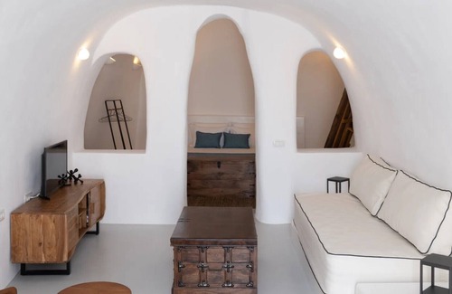 Oia Apartment | BH553 - C - Suite Santorini