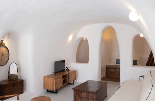Oia Apartment | BH553 - C - Suite Santorini