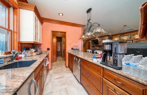 Royal House | Big Secluded Log Home Perfect Hot Springs Getaway