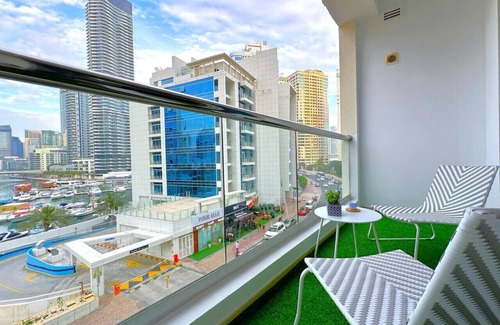 Dubai Marina Apartment | Big Studio w/Balcony and easy access to the Beach in Marina