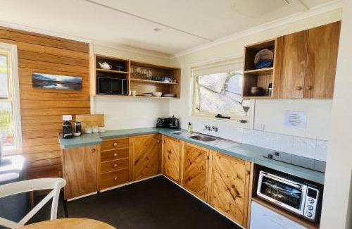 Binalong Bay House | BINALONG BEACH COTTAGE Beachfront at Bay of Fires Next to Restaurant