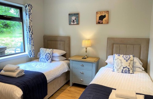 Newton Stewart Ski Chalet | Birch Lodge 18 with Hot Tub
