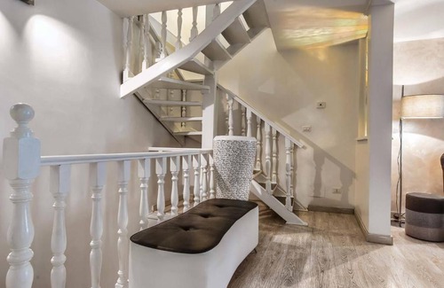 Roman Ghetto Bed & Breakfast | Black And White Suite