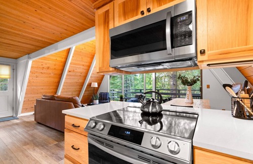 Black Butte Ranch Cabin | Black Butte Ranch: Modern Cabin Retreat, sleeps 8