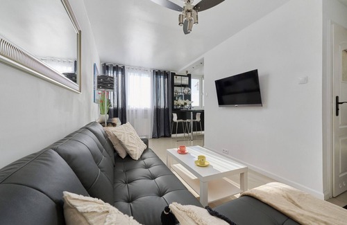 Fabryczna Apartment | Black & White Studio by Renters
