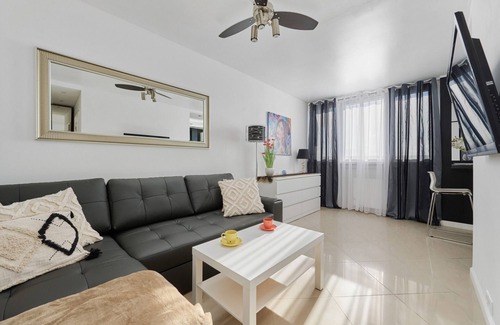Fabryczna Apartment | Black & White Studio by Renters