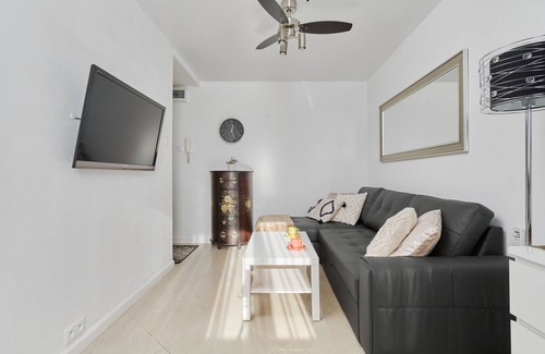 Fabryczna Apartment | Black & White Studio by Renters