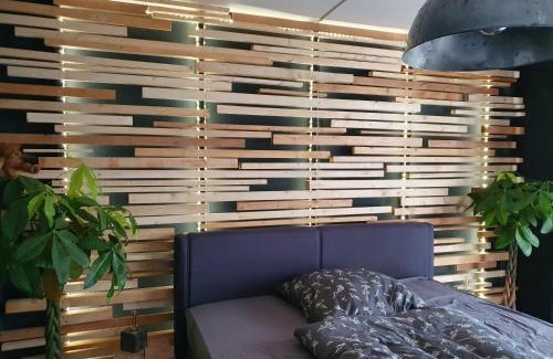 Cottbus Apartment | Black & Wood Design FeWo im Zentrum