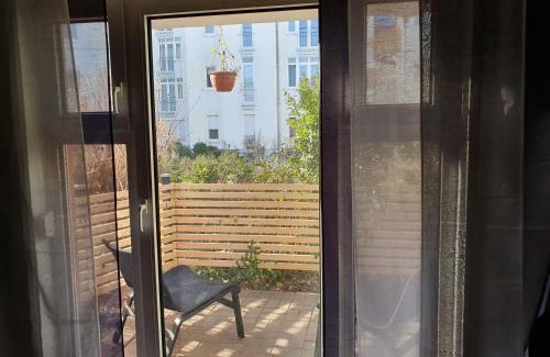 Cottbus Apartment | Black & Wood Design FeWo im Zentrum
