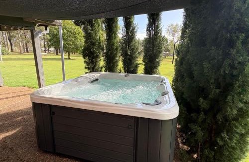 Pokolbin House | Blaxlands Kangaroo Homestead with Hot Tub walk to Concerts and Wineries