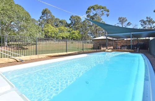 Pokolbin House | Blaxlands Kangaroo Homestead with Hot Tub walk to Concerts and Wineries