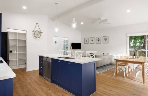 Shoreham House | Blue Beachside Luxe Pet Friendly Walk to Beach