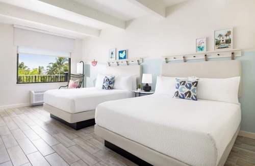 New Town Hotel | Blue Flamingo Resort l 4 Rooms, Pool, Cabanas, Karaoke & Old Town Shuttle