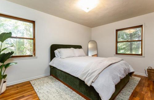 South Bend House | Blue & Gold Haven - 3B 2BA House Close to ND Stadium