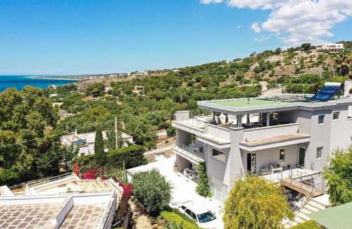 Torre Vado Ski Chalet | Blue Room - Beach View Villa Controvento
