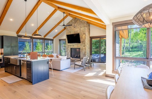 Silverthorne Apartment | Blue Sky Chalet - Bright and Open Luxury Home