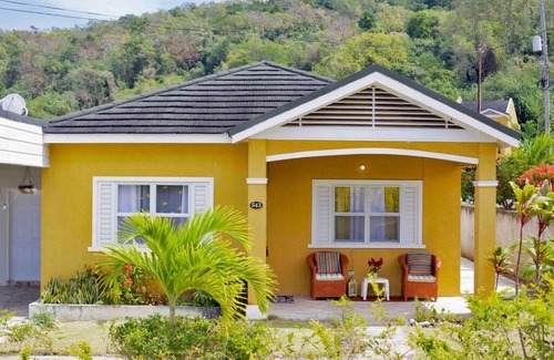 Runaway Bay Apartment | Blue waters