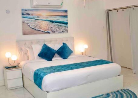 Runaway Bay Apartment | Blue waters