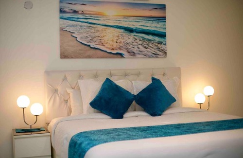 Runaway Bay Apartment | Blue waters